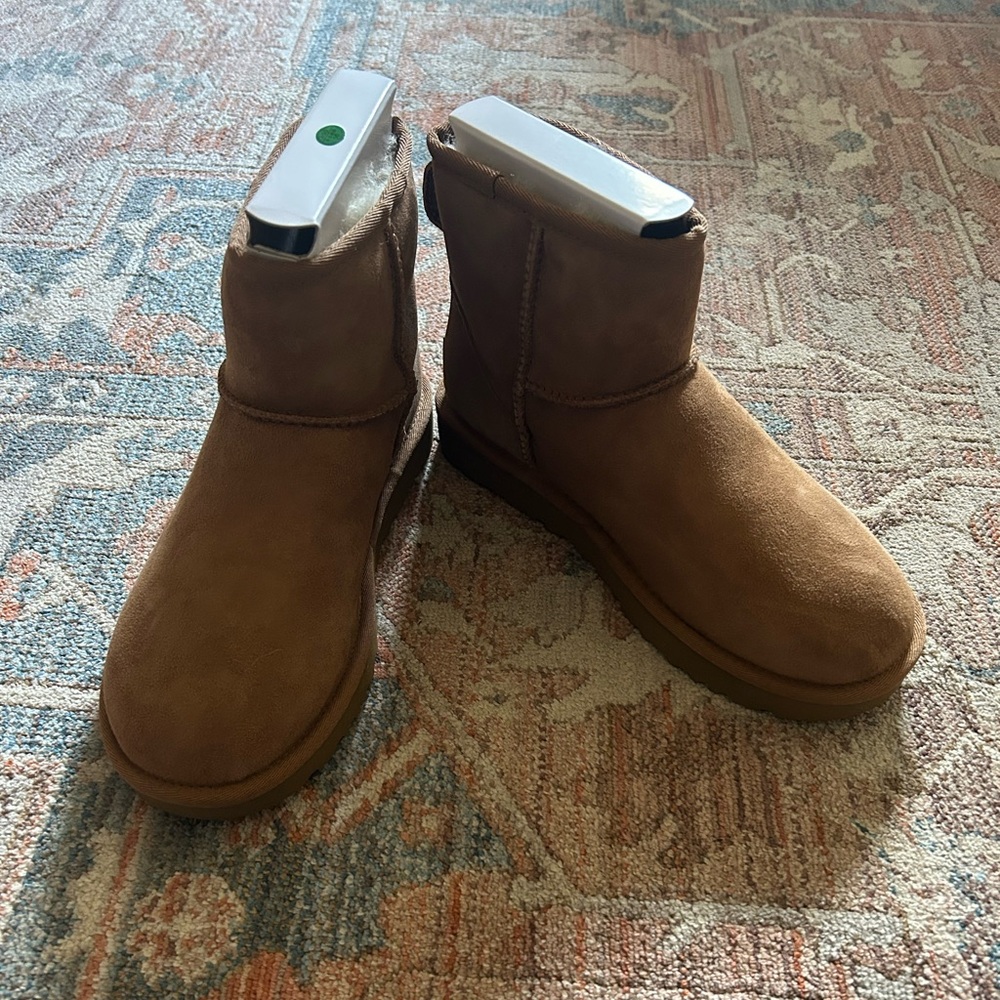 NIB UGG Classic Mini II Sz 6